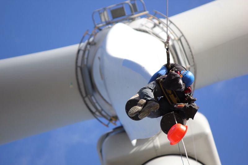 Industriekletterer bei Höhenarbeiten an Windrad